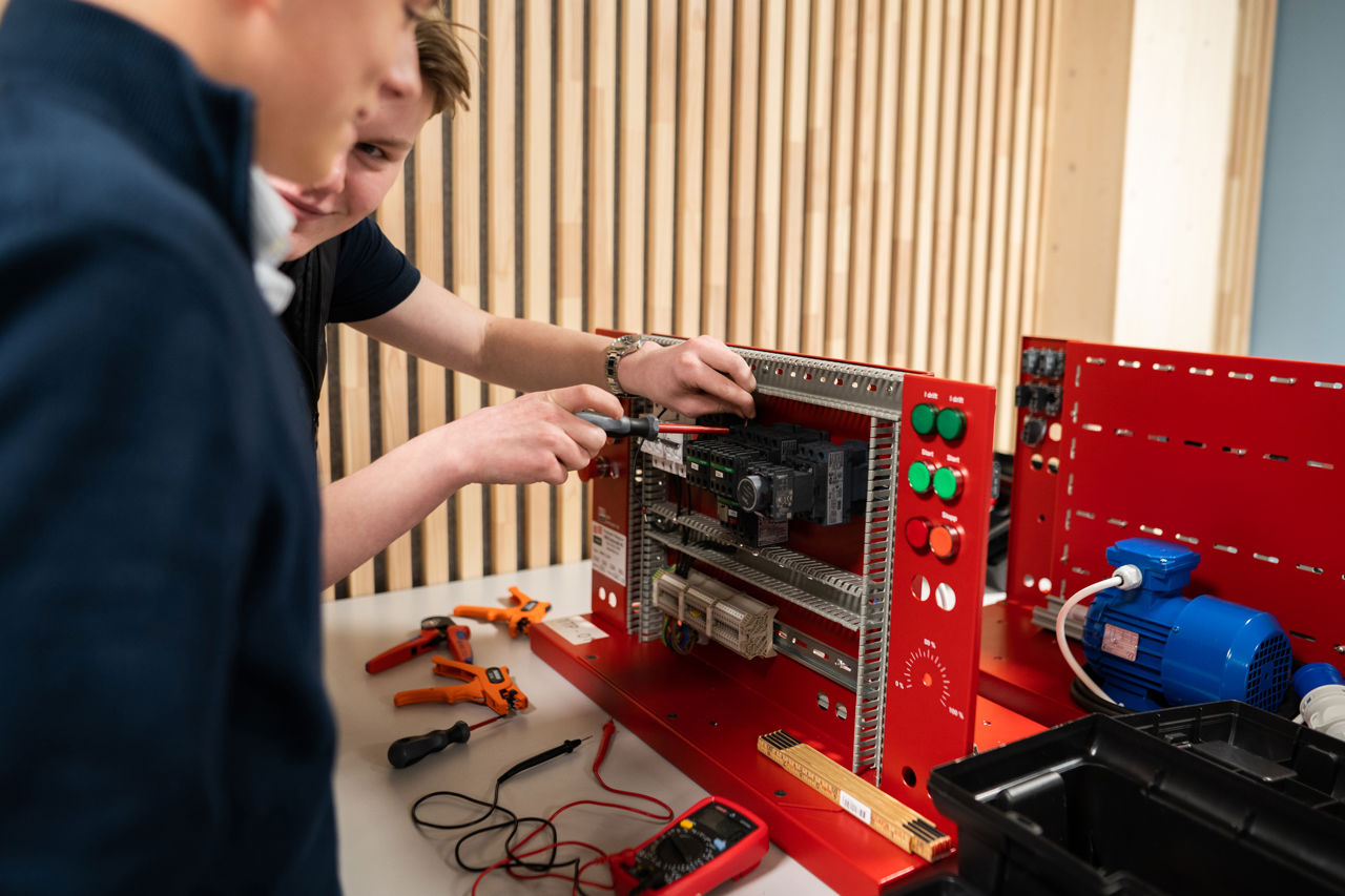 Elev som jobber med elektronikk