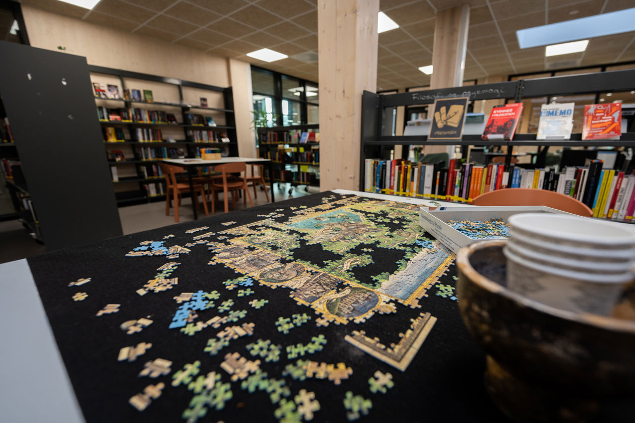 Puslespill på biblioteket