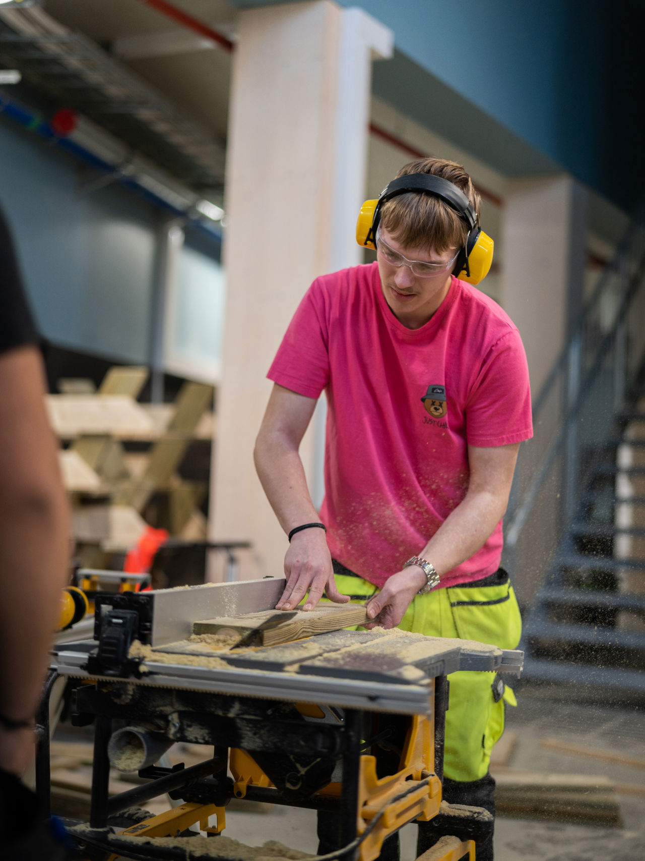 Elevar skrur i verkstad