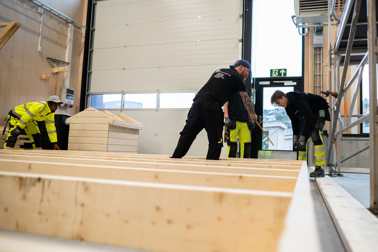  Elevar ved sag i verkstad