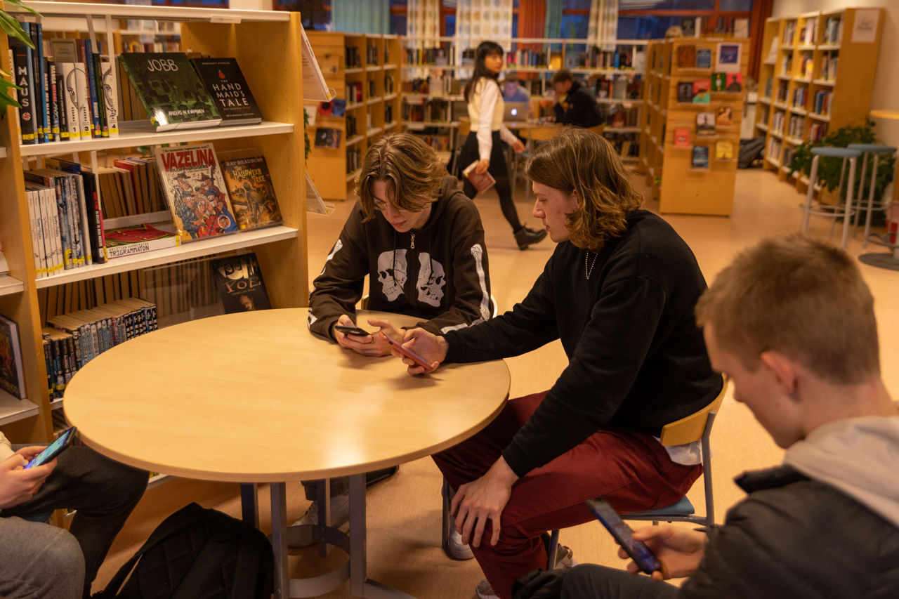 Elevar på skolebiblioteket