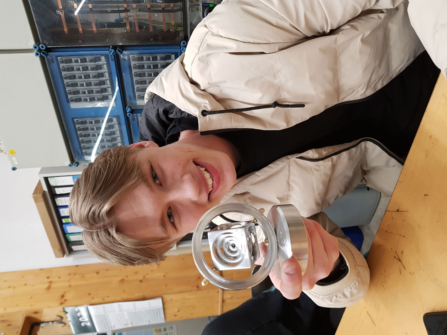 Mats har frest, dreia og pussa ein terning i ein sirkel