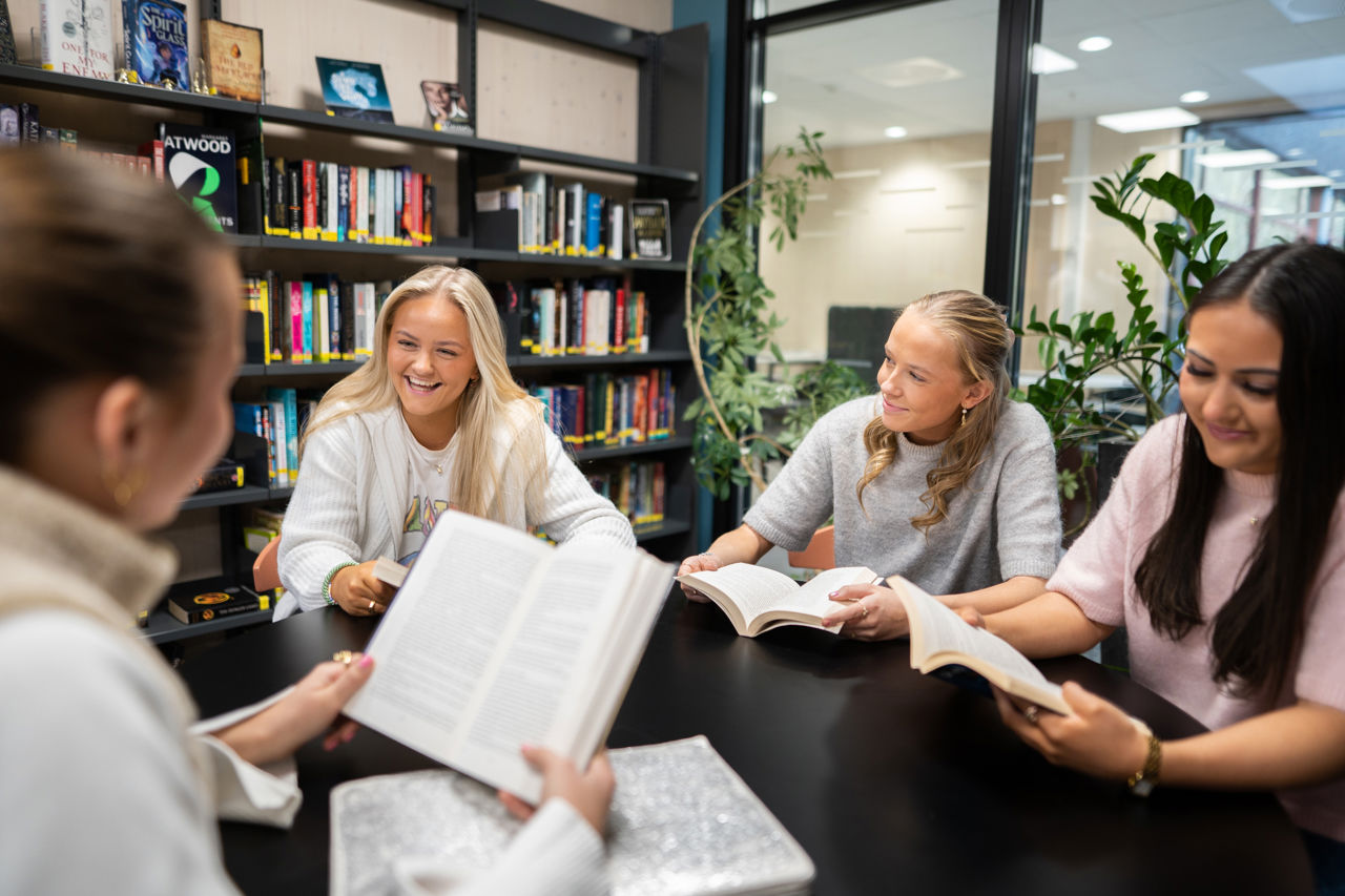 Jobbe med oppgaver på biblioteket