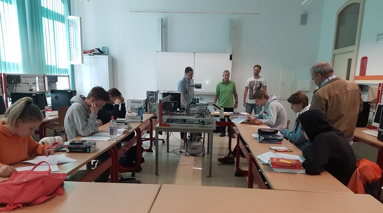 Elevar opptatt med eksamen i elektrofag